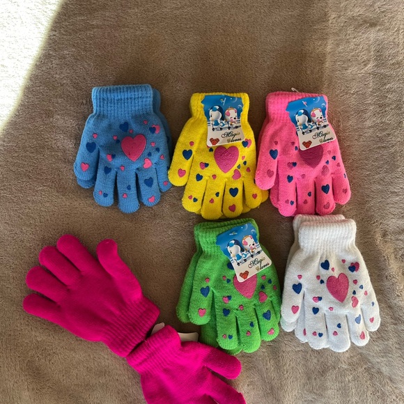 NWT 4 Pairs and 2 Pairs NWOT Magic Gloves Cute Kids Winter Super Soft Gloves - Picture 3 of 4
